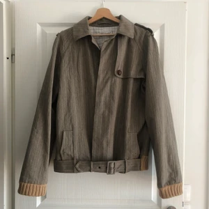 Jacka paul & joe - Intressekoll på denna jacka från Paul & Joe, supersnygg o bra kvalite, men lite fläckig på insidan. Står inte storlek, men känns som L