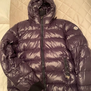 Moncler dunjacka man  - Dunjacka från Moncler. I fint skick, använt sparsamt. Nypris 12000 kr. Fin mörkblå/brun färg. Moncler storlek 4 man. 