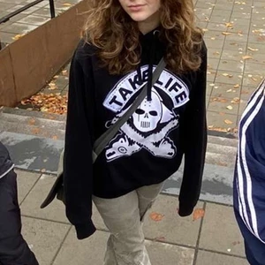 Hoodie - Såå cool hoodie med tryck i nyskick!💓 står S men sitter oversized på mig med S, skulle säga M/L❤️ skriv privat för fler bilder💓