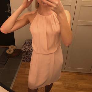 Jättefin ljusrosa klänning från Samsoe Samsoe💗💞 Säljer då jag inte har användning för den längre. Storlek xs, jag är 169 cm. 