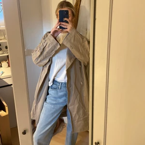 Trenchcoat, strl XS - Supersnygg lite kortare trenchcoat från H&M i storlek XS. Så himla snygg!💓 Älskar längden. Ber om ursäkt för att den är så skrynklig på bilden, fixar givetvis detta innan jag skickar iväg 🥰