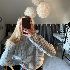 Stickad tröja - Så mysig stickad tröja med liten polokrage & coola detaljer✨