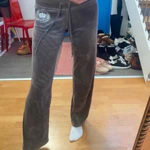 Jouicy Couture  - Supersnygga lågmidjade mjukisbyxor från Juicy Couture i bra skick 🤍