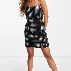 Prickigt klänning  - En söt och kort klänning från Asos. Helt oanvänd, prislapp finns kvar. 
