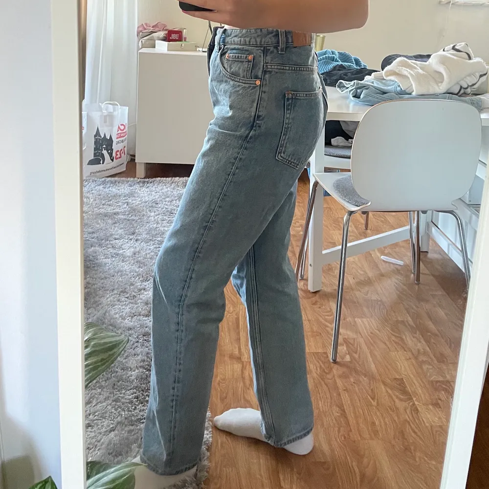 Jättefina jeans från weekday i modellen voyage. Säljer då dem är förstora för mig. Jag är 167 cm lång och de passar perfekt på mig!🤩. Jeans & Byxor.