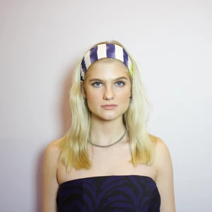 Handsydda hårband i tyg - Vi är ett UF företag som syr egna hårband utav återvunna textiler! Hör av er om ni är intresserade