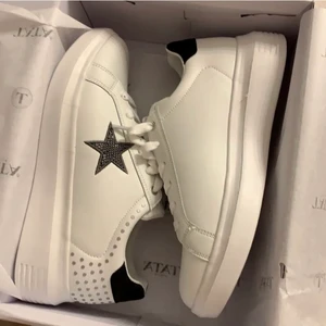 sneakers - sneakers från Tata Italia, köpta för 450kr. använda men bra skick, lånad bild men kan skicka egna vid intresse. frakt tillkommer🤎