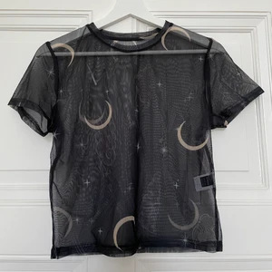 Snygg meshtröja  - En supersnygg meshtröja med korta ärmar från Shein. Motivet är månar och stjärnor. Snygg med en liten topp eller linne under. Storlek L, men är liten i storlek så skulle snarare säga att den passar S. Frakt ingår i priset ✨