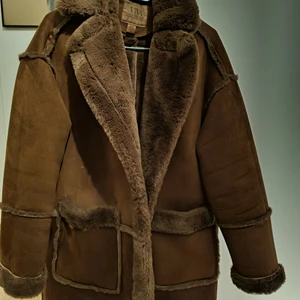 Jacka/Kappa - En fin och mysig jacka/kappa som är fodrad på insidan. Storlek 34 men passar även 36