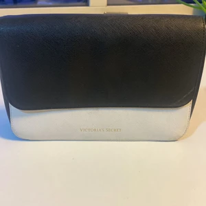 Victoria secret väska - Användt skick syns bara när man öppnar väskan men inget man märker så direkt.