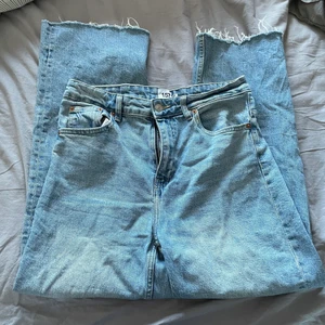 Ljusa vida jeans från lager 157 - Ljusa vida jeans med rawhem från lager 157, står storlek M men skulle säga att dom passar mer som S/M