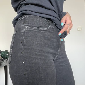 Svarta jeans med nitar på sidan  - 🖤Svarta jeans med nitar/stenar på sidorna! Jättesköna! Finns några defekter som syns på bild 3 på fickan. Passar XS/S. Frakten kan bli mer eller mindre beroende på vilket paket den får plats i!🖤