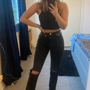 Jeans zara - Säljer ett par svarta raka jeans från zara med slitningar. Dom sitter väldigt snyggt och är i bra skick😊köparen står för frakt 