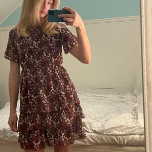 Gullig klänning  - Jätte söt klänning som jag tyvärr läskigt använt då jag har flera liknande, passar 34/xs 