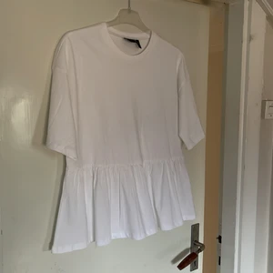 Tröja  - Säljer denna snygga tröja i st 34, passar även mig som bär 36. Säljer för 200kr + frakt då tröjan är helt oanvänd💞