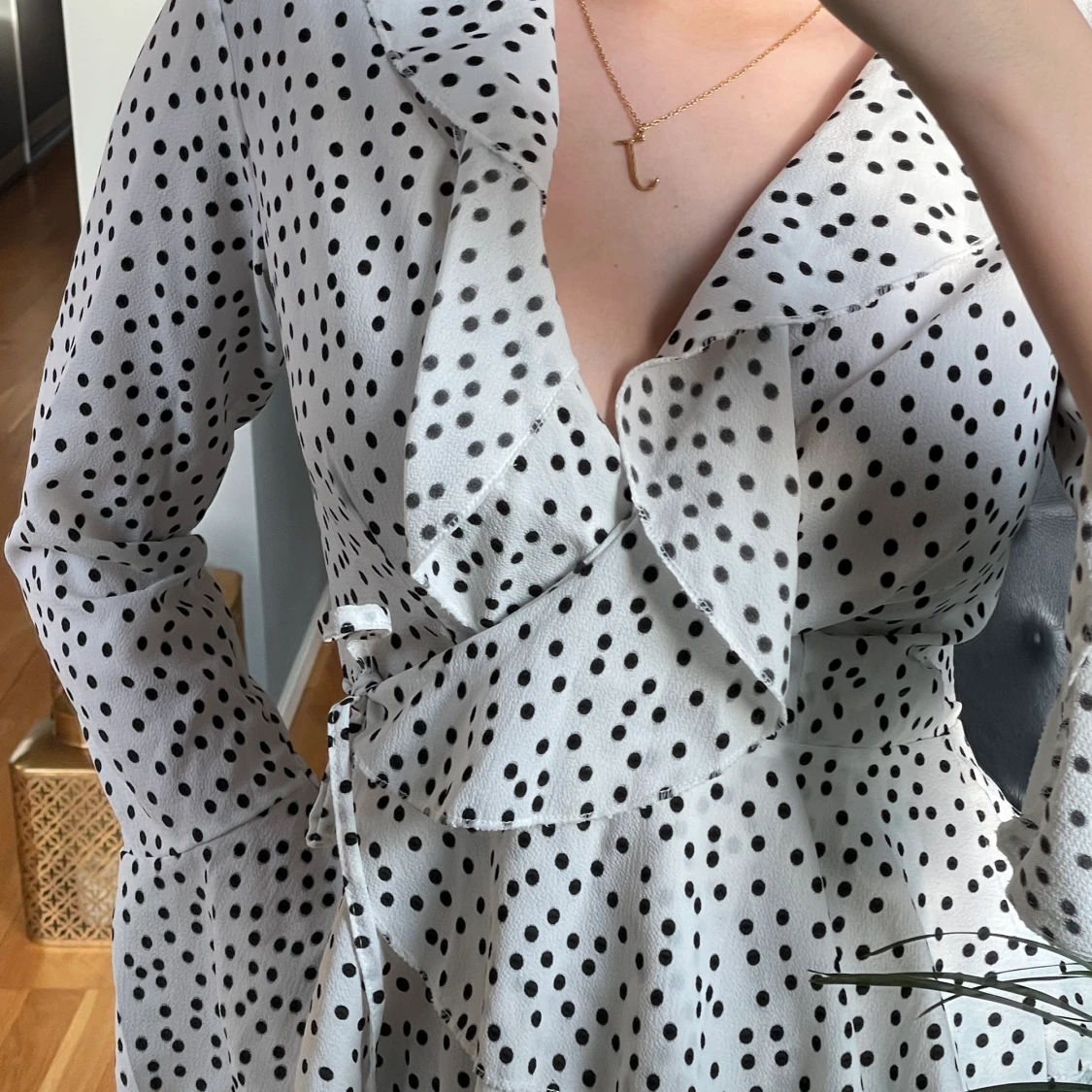 Prickig blus, i svart och vit  - 91