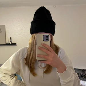 Mössa svart (onesize) - Säljer min mössa från lager 157, nästan aldrig använd🤍Väldigt fint skick och varm! 