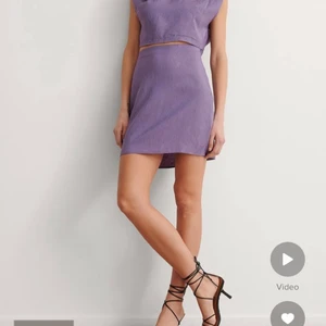 NA-KD satinkjol - Säljer denna kjol då jag inte får användning av den någon gång. Ganska stor i storleken så passar nog en M också. Aldrig använd