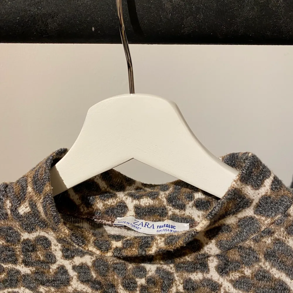 Säljer min så fina leopard T-shirt från zara. Liten polo på den och den är i ”stickat” material.🤩🤩. T-shirts.