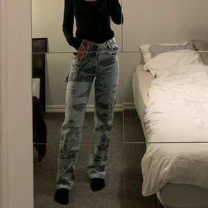 Blåa jeans - Feta ljus blåa jeans med tryck av ansikten på. Köpte dem på zalando men är ursprungligen från Bershka. Riktigt coola jeans som tyvärr inte kommit till användning (väldigt bra skick). Sitter bra på mig som är 165 lång. Säljer för 100kr. Köparen står för frakten🥰