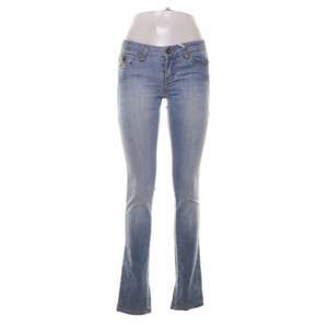 Helt oanvända lågmidjade byxor från Only Jeans. Säljer pga inte passar mig och har för mycket jeans!💕 Hör av er vid intresse, priset kan diskuteras 💕