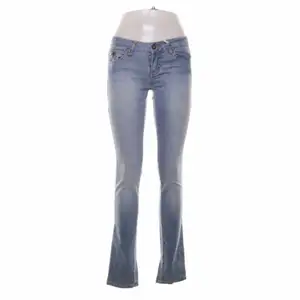Helt oanvända lågmidjade byxor från Only Jeans. Säljer pga inte passar mig och har för mycket jeans!💕 Hör av er vid intresse, priset kan diskuteras 💕