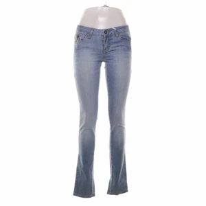 Only jeans, ljusblåa  - Helt oanvända lågmidjade byxor från Only Jeans. Säljer pga inte passar mig och har för mycket jeans!💕 Hör av er vid intresse, priset kan diskuteras 💕