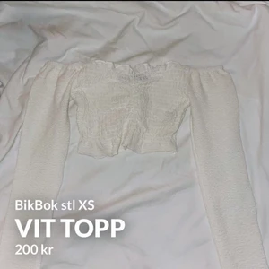 Vit topp  - Jättefin vit långärmad topp från BikBok. Stl XS, endast testad!   Frakt tillkommer!