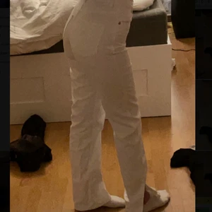 NA-KD jeans - Den är i bra skick, använda ett antal gånger, inte alls gammla köptes för ungefär en månad sen.