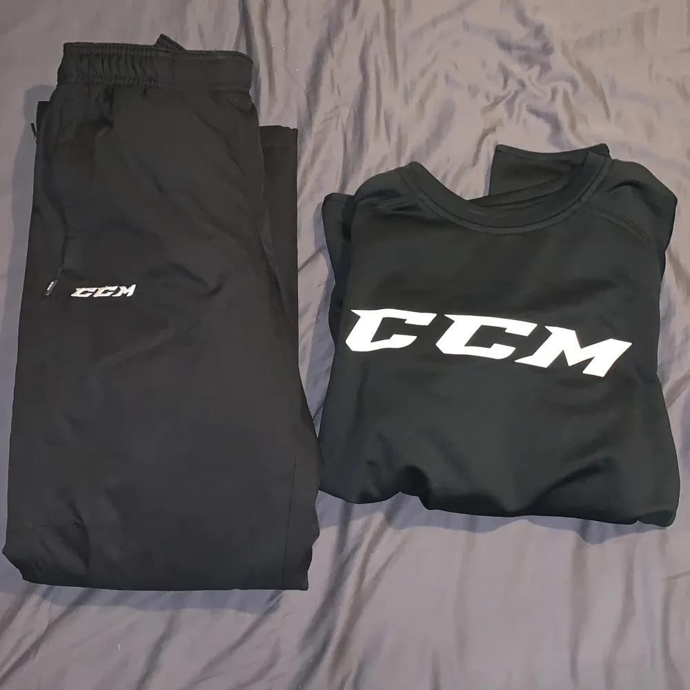 Ccm hockey hjälm tacks (710 combo L), handskar.  CCM tröja storlek S (oanvänd) och CCM byxor termos storlek S (oanvänd) . Övrigt.