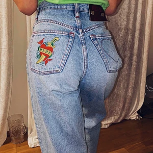 High waist mom jeans  - Jätteee snygga Pepe jeans, sitter sjukt fint på🥵 Skulle säga att de passar bäst storlek S. ❤️