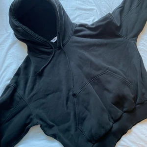 Svart hoodie - Svart hoodie från weekday storlek xs🌸