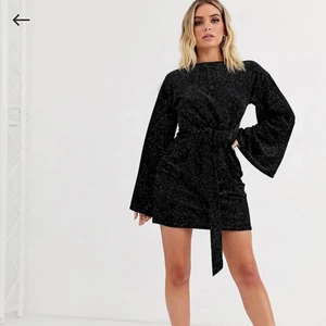Glittrig miniklänning - Svart glitterklänning (färgglatt glitter!) i sammet med vida ärmar och band som kan knytas fram eller bak Stl 36, tts men funkar bra på mindre också!  Polyester och elastan Den har säkert tappat lite glitter, men inget som märks då den glittrar på för fullt i alla möjliga färger, annars som ny 💖166kr inkl spårbar frakt