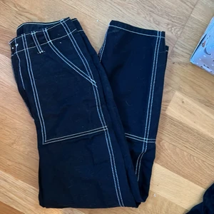 svarta byxor med vita sömmar - hög midjade och jätte fina. inte min stil längre men sitter bra❤️