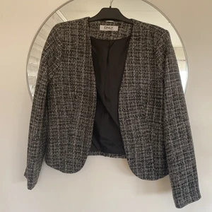 Kofta/kavaj - Snygg och knappt använd kavaj, passar mig som har S/M