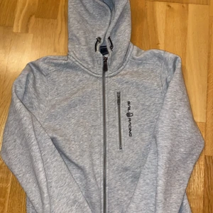 Sail racing hoodie - Sail racing hoodie i storlek 170 som säljs för 300kr, köparen står för frakt