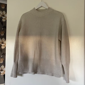 Beige stickad tröja - Beige stickad tröja från H&M i storlek XS.