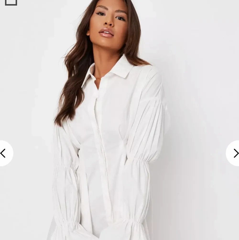 Super snygg vit skjortklänning med puff ärmar i storlek 38, men skulle säga att den passar 36 också. Aldrig använd med lappen kvar. Så snygg på men säljer då den inte passar min stil längre. Köpt för £45. (Man får köpa till frakt). Klänningar.