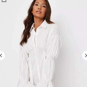 Super snygg vit skjortklänning med puff ärmar i storlek 38, men skulle säga att den passar 36 också. Aldrig använd med lappen kvar. Så snygg på men säljer då den inte passar min stil längre. Köpt för £45. (Man får köpa till frakt)