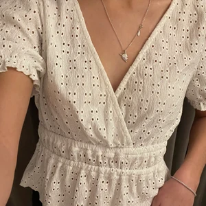 Vit blus - Så söt blus från pull and bear. Använd typ fem ggr i strl small. Skriv för fler bilder💕