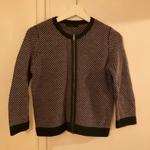 Kofta COS - Finstickad kofta i bra skick med korta ärmar och dragkedja. Färgen är en fin kombo med lila och mörkgrön. Material: 72% bomull, 27% ull, 1% kashmir