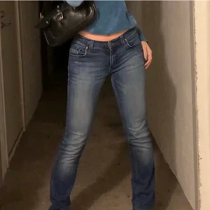 Lågmidjade jeans - (Första två bilderna är från den förra ägaren) Så fina lågmidjade jeans! Köpte de här på Plick och tyvärr passade dem inte. De var lite för korta på mig som är runt 170. Skulle nog säga att nån runt 160-167 skulle passa bättre i dem💕