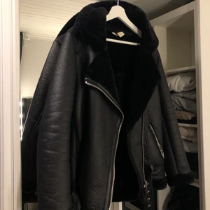 Fodrad bikerjacka🖤🖤🖤 - En super snygg fodrad bikerjacka jacka, väldigt fint skick. Väldigt varm och skön. 🖤🖤🖤