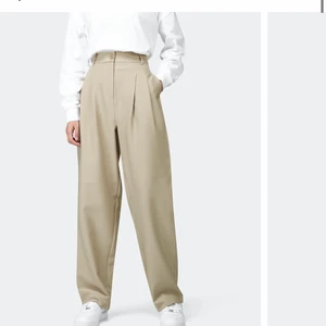 Junkyard byxor - Säljer dessa byxor från junkyard fast i en brun färg (andra bilden). Skriv privat för fler bilder, aldrig använda så i bra skick!! (Säljer även ett likadant par fast i svarta, hör av er för bilder) 