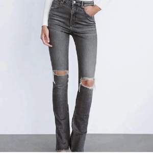 Säljer dessa zara jeans med slits ner till då de inte kom till användning, skorv för egna bilder!!❤️❤️