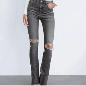Zara jeans - Säljer dessa zara jeans med slits ner till då de inte kom till användning, skorv för egna bilder!!❤️❤️