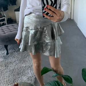 Zarakjol - Sjukt snygg zara kjol med shorts i! Lite lite mer guldsilvrig irl än på bild! Så sjukt snygg till fest eller vardag. 😍
