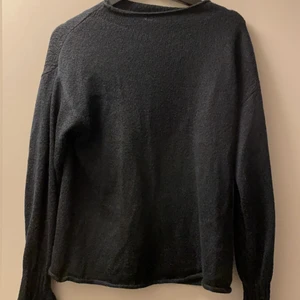 Stickad tröja storlek M - Fin stickad tröja ifrån ginatricot i storlek M, använd men syns knappt. I en fin mörkgrön färg. En mudd i armen som gör att den får fin passform. Köparen betalar frakt men kan absolut diskutera hur den ska skickas! 