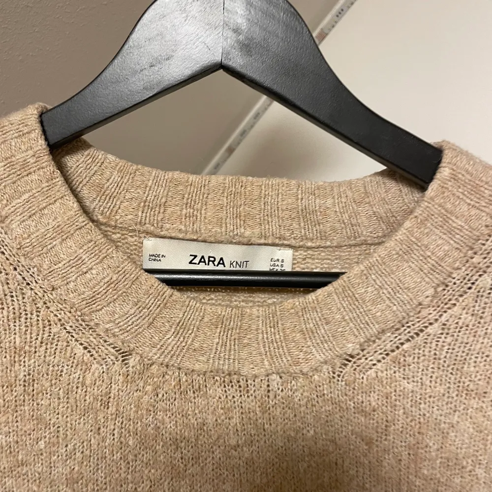 Jätte fin beige stickad tröja ifrån Zara 💘 Knappt används, ej Nopprig. Stickat.