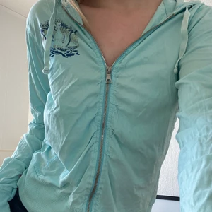 Esprit zip up - Säljer min mammas gamla esprit zip up från tidigt 2000-tal, frakt tillkommer